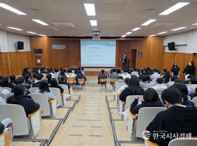 무거중 3학년 학생들이 1일 '학교로 찾아가는 고교학점제 설명회' 연수를 듣고있다