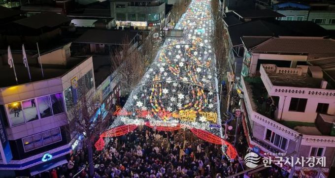 지난해 12월 열린 화천산천어축제 선등거리 점등식