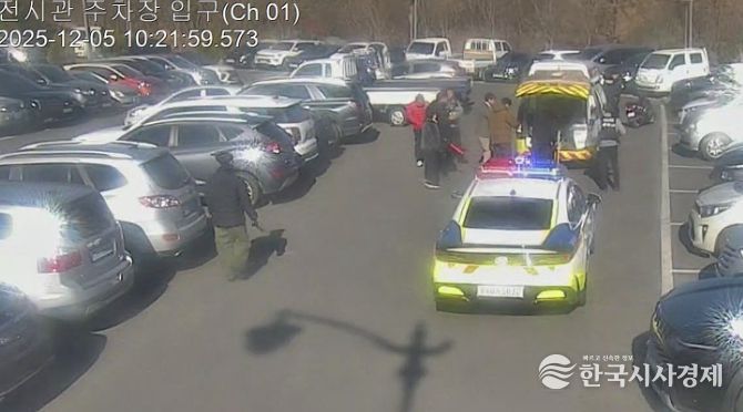 5일 오전 경주 화랑마을 화랑전시관 주차장에서 쓰러진 교육생을 구조하기 위해 119 구급대가 현장에 도착한 모습. 화랑마을 직원들의 신속한 신고와 응급처치로 환자는 의식을 회복한 뒤 병원으로 이송됐다.