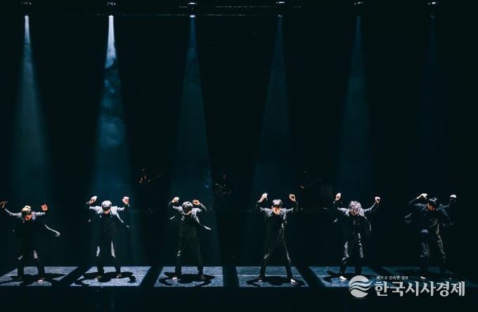 세계 유수의 도시와 축제에 초청받은 현대무용단 모던테이블의 <다크니스 품바>가 영덕에서 박력넘치는 공연을 펼쳐 환호를 받았다.