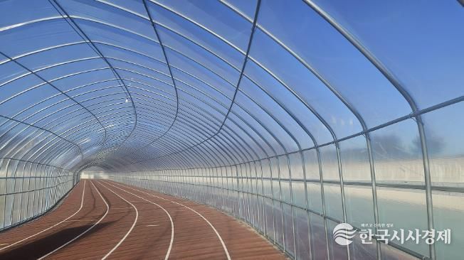 비닐하우스가 설치된 서산시 종합운동장 주 경기장 육상트랙 모습