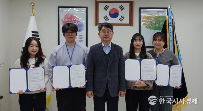 천안도시공사 1기 체험형 인턴이 활동을 마치고 수료증을 받고 있다.