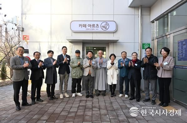 김동근 시장이 12월 8일 송산3동 공공복합청사 1층 주민 공유공간 개소식에서 관계자들과 기념사진을 찍고 있다.