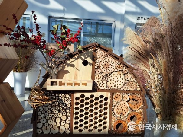 산림부산물 활용 전시 '자연의 순환, 생명을 잇다'(곤충호텔)
