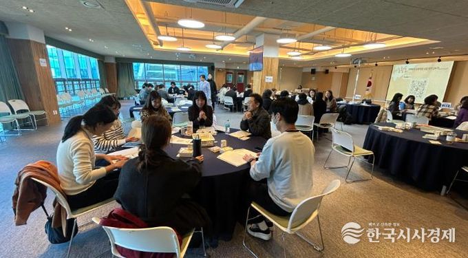 강남지역 초등교사들이 9일 '지역 연계 주제 중심 수업 나눔회'에서 우수사례 연수를 듣고있다