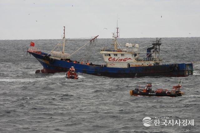 12월 5일 오후 배타적경제수역에서 조업중인 중국어선 대상 검문검색을 위해 해양경찰 고속단정이 다가가는 모습