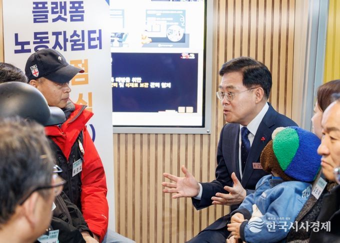 진교훈 서울 강서구청장(오른쪽 맨 뒤)이 이동노동자 쉼터 2호점 개소식에서 이동노동자와 대화를 나누고 있다.