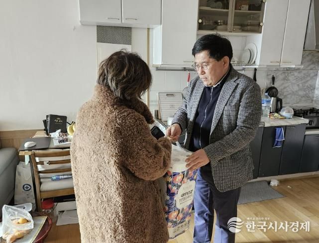 후원물품 전달하는 모습