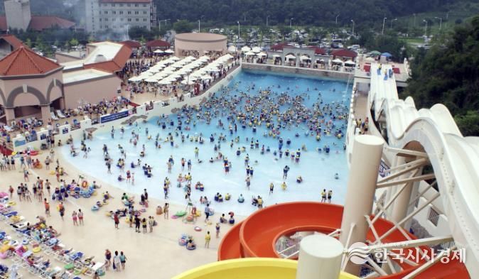 아산스파비스의 대형 파도풀과 미끄럼틀 모습.