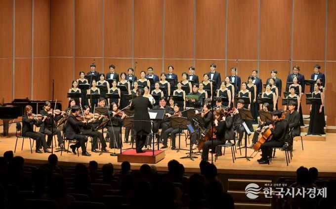 속초시립합창단 문화예술회관 공연 모습