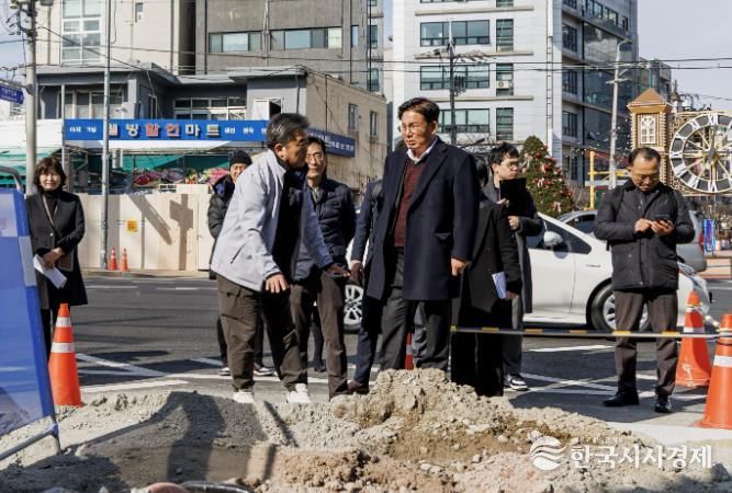 박강수 마포구청장이 도로 공사 현장을 점검하고 있다