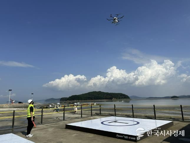드론이 중왕항 배송 거점에서 이륙하는 모습