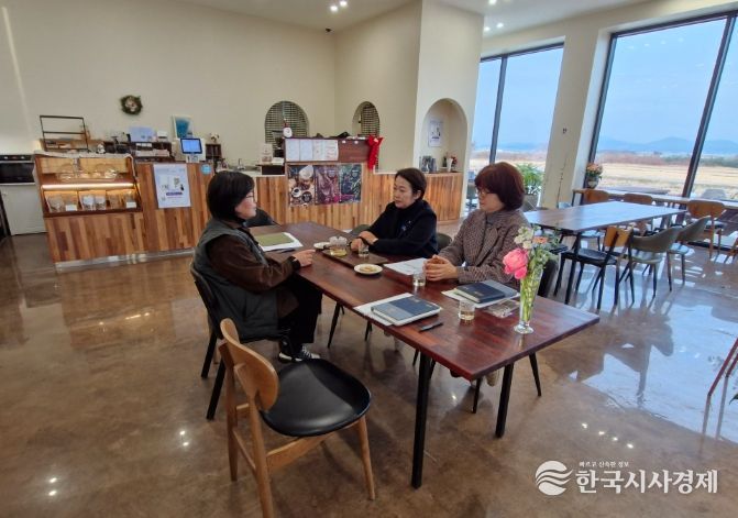 곡성군 관계자들이 농촌공동체회사 지원사업 이행점검을 하고 있다.