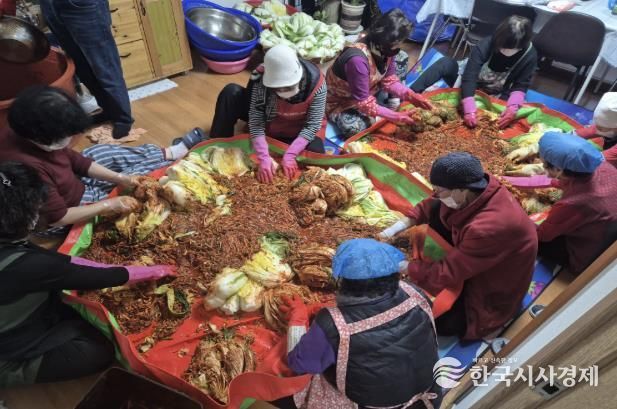시흥4동 한울경로당에서 어르신들이 김장을 담그고 있다