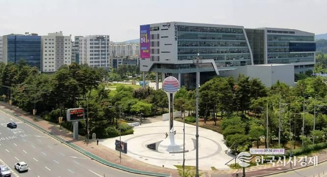 현충탑이 보이는 성남시 중원구 여수동 시청 전경(여수·성남대로 교차로 쪽)