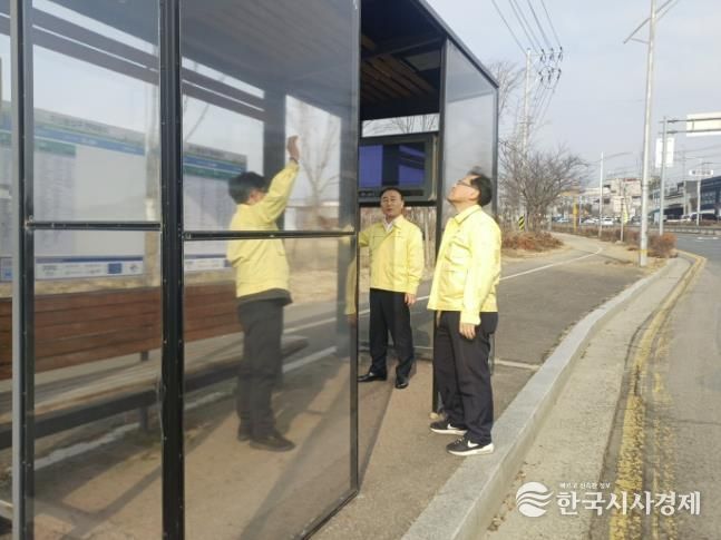 미산동입구 버스정류소의 한파 저감시설(방풍시설)을 점검하고 있다
