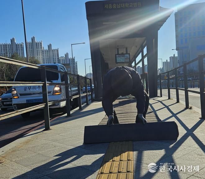 매트 설치 작업모습