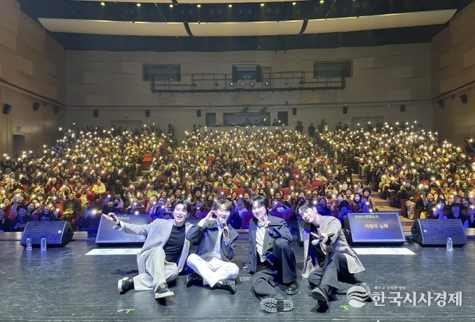 크로스오버 사중창단‘포레스텔라’가 앙코르 공연 도중 휴대폰 불빛으로 호응하는 관객과 함께 기념촬영을 하고 있다.