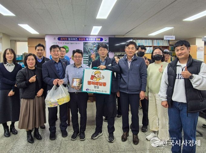 창녕군공무원노동조합 위원장이 박희진 주무관에게 행복배달통을 전달하고 있다.