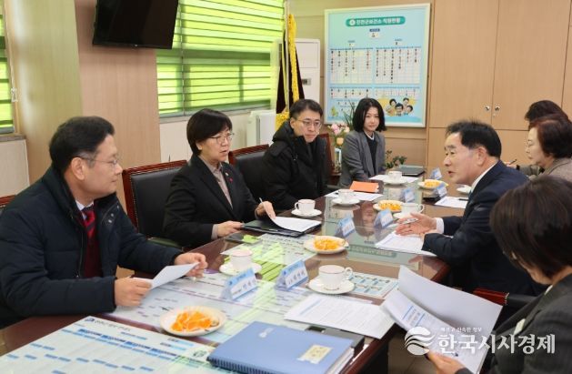 정은경 장관, 통합돌봄 현장 살피러 충북 진천군 찾아