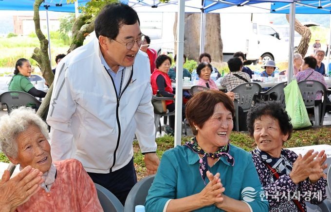 경주시가 의료·요양·돌봄 통합지원체계 구축에 나선 가운데, 한 야외 행사장에서 주낙영 경주시장이 지역 어르신들과 인사를 나누고 있다.