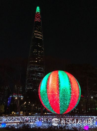 크리스마스 기념 영상이 표출되는 ‘더 스피어’의 아름다운 야경