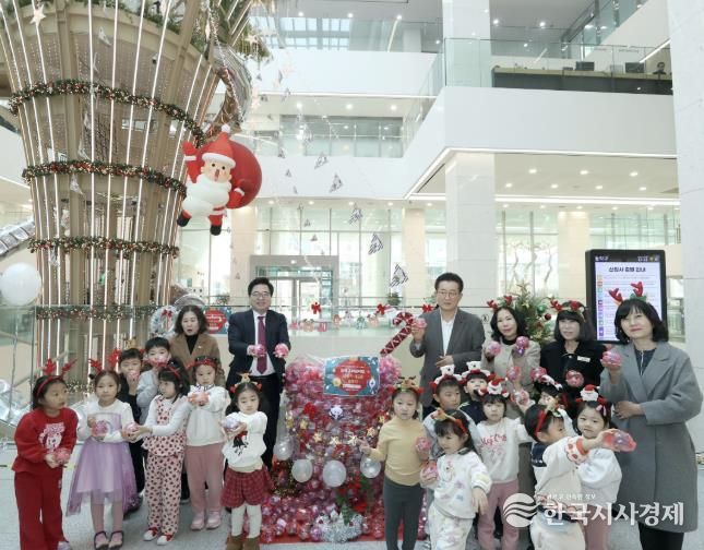 지난 12일, 박일하 동작구청장(왼쪽 두 번째)이 ‘사랑의 저금통 쌓기’ 행사에서 참석자들과 기념 촬영하고 있다.