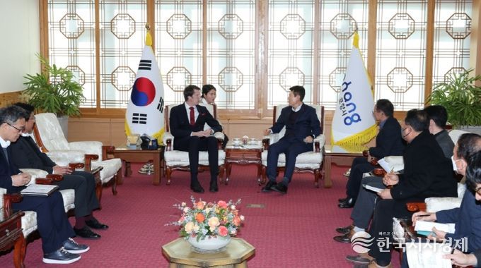 15일 북극경제이사회(Arcticn Economic Council, 이하 AEC) 매즈 크비스트 프레데릭센 사무총장이 포항시청을 방문해 이강덕 포항시장 및 관련 부서 국·과장과 함께 지속가능한 북극권 협력방안을 논의했다.