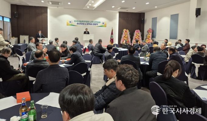 (사)한국낙농육우협회 나주시연합회는 지난 12일 ‘나주낙농인 송년 모임’을 갖고 지역 인재 양성을 위한 장학금을 나주시에 전달했다.