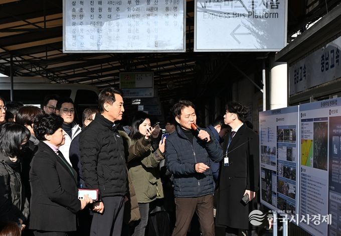 15일 오전 동서울터미널 현장을 방문한 오세훈 서울시장이 관련 브리핑을 청취하고 있다.