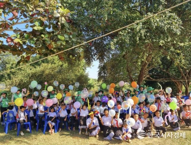 라오스 비엔티안 쌍텅구 쌈판나마을에서 현지 초등학생들과 함께 풍선아트 놀이 프로그램을 진행하는 모습