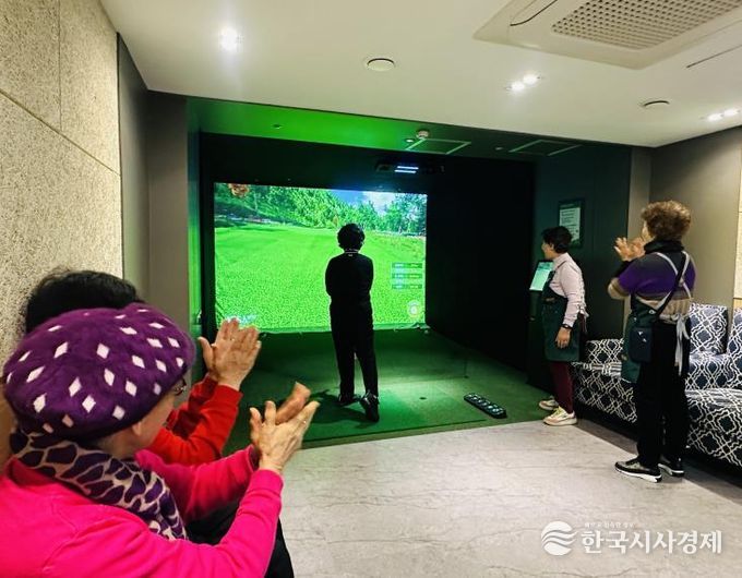 스크린파크골프를 즐기는 어르신들