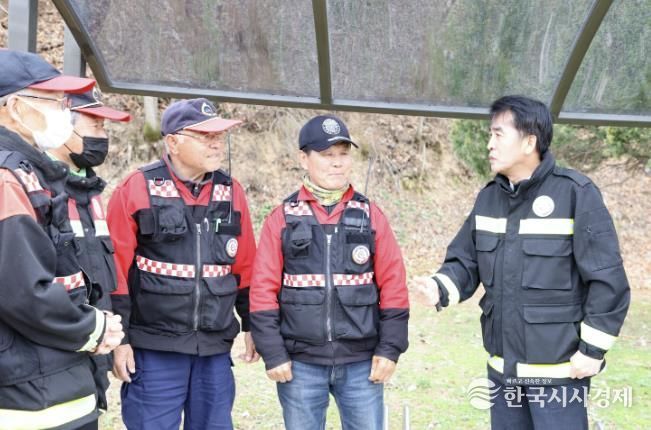 봄철 최재형 군수가 산불진화대원들을 격려하는 모습