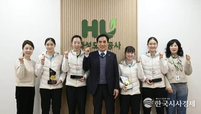 국제대회와 전국대회에서 입상한 화성도시공사 탁구단 선수들과 HU공사 한병홍 사장이 메달과 상패를 들고 기념촬영을 하고 있다.