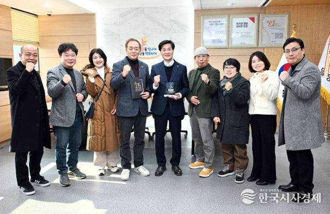 16일 밀양시장실에서 열린 밀양시, (사)한국연극협회, (사)한국연극협회 경상남도지회의 대한민국 청소년연극제 밀양 개최와 공연예술 활성화를 위한 업무협약식 기념 촬영