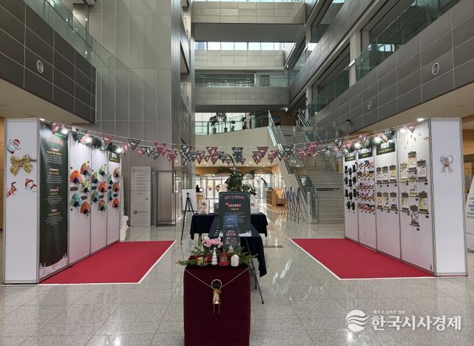 12월 15일~12월 26일 2주간, 세종시교육청 1층 로비에서 ‘2025년 세종 읍면지역 우리동네 예술학교 성과전시회인 ’모두 다 꽃이야‘ 행사가 열리고 있다.