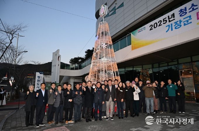 기장군이 정관도서관 앞에서 성탄트리 점등식을 열고 있다.