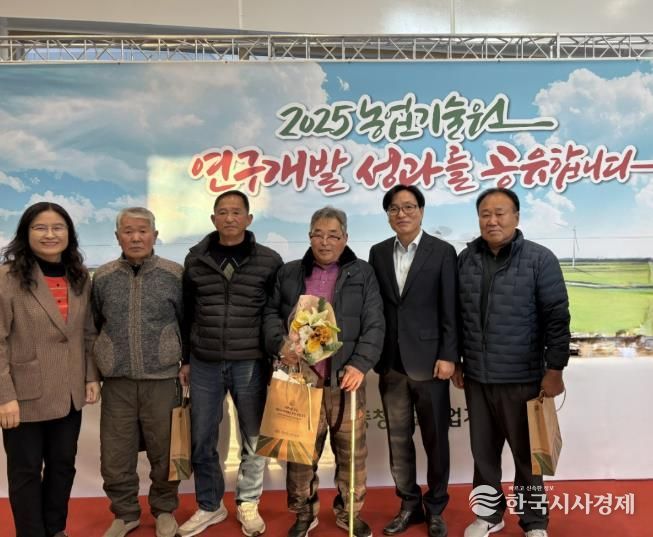 성후경 아산시쪽파연구회 회장(오른쪽 세 번째)과 회원들이 수상 후 김정규 아산시 농업기술센터 소장(오른쪽 두 번째) 등과 기념촬영을 하고 있다.