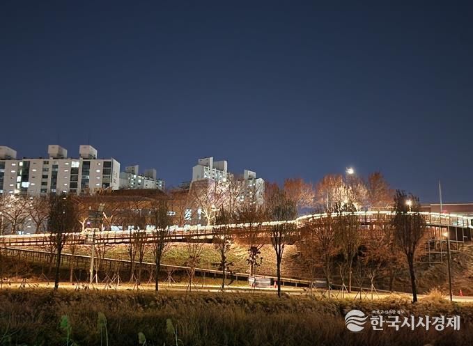 도림천에 설치된 보행 데크 및 전망대 전경