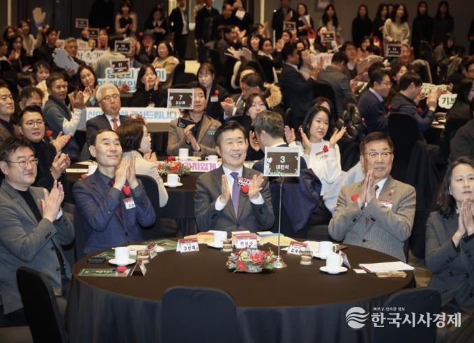 전성수 서초구청장(가운데)이 17일 열린 ‘서초의 미래, 기부자 100인과의 동행’ 행사에서 관계자들과 기념촬영을 하고 있다.