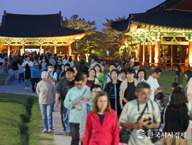 야간 조명 아래 관광객들로 붐비는 경주 동궁과 월지 일대