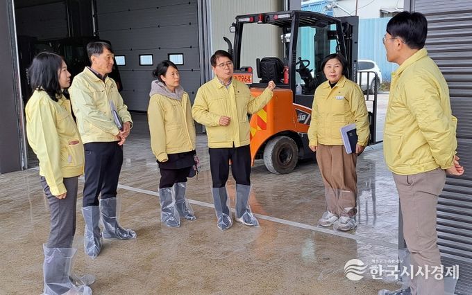 최정록 농림축산검역본부장(오른쪽 세 번째)이 지난 16일 나주양계시범단지 환적장을 방문해 방역 현장을 점검하고 있다.