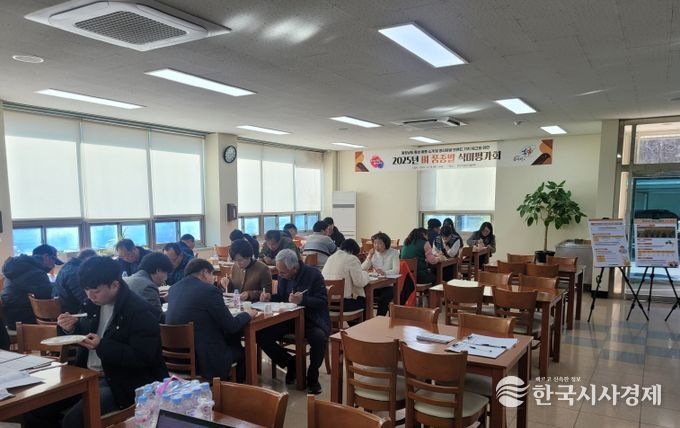 1. 천안시농업기술센터가 벼 품종 개발을 위한 식미평가회를 진행하고 있다.