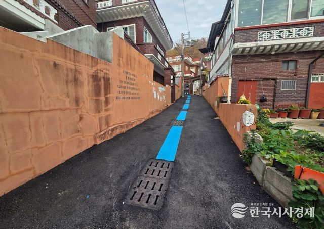 북구 염포동안전마을만들기협의회는 신전마을 안심보행길, 안심계단 벽화 조성 등 안전마을만들기 사업을 통해 안전한 마을 환경을 조성했다.