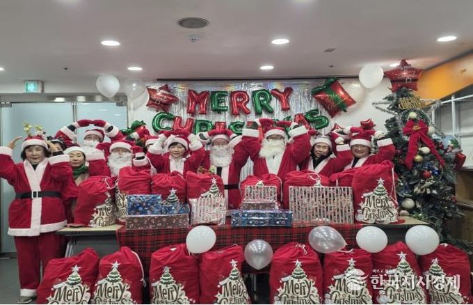 지난 23일 독산4동 마을기금 운영위원회에서 ‘행복한 산타 출동’ 행사를 열었다