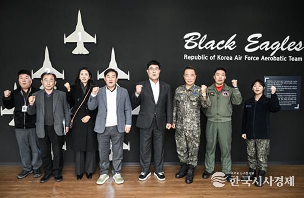 박상수 이사장, 제53특수비행전대 방문