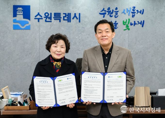 이재준 수원특례시장(오른쪽)과 새마을문고 수원시지부 이종선 회장이 협약 후 기념촬영을 하고 있다.