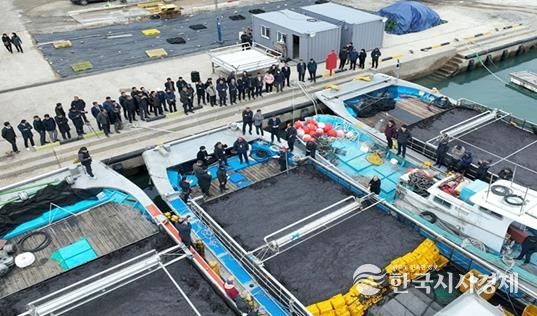 지난 19일 여수 낭도 물김 위판장에서 초매식이 열렸다.