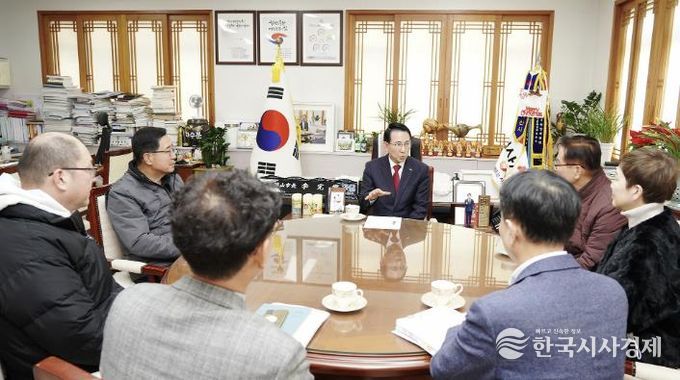 지난 26일 시청 시장실에서 진행된 법인택시 회사와의 면담 장면