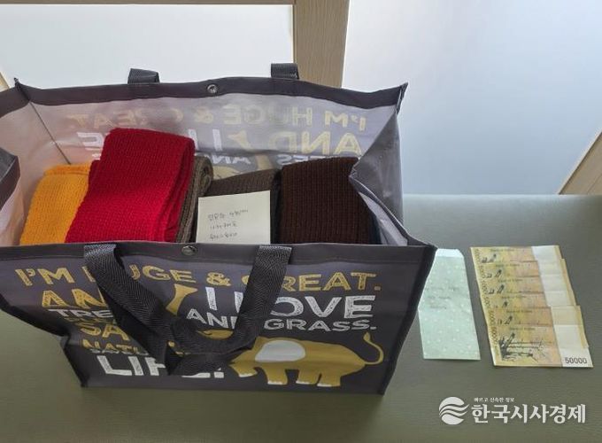 익명의 기부자, 광주시 경안동에 손뜨개 목도리 21개와 성금 전달